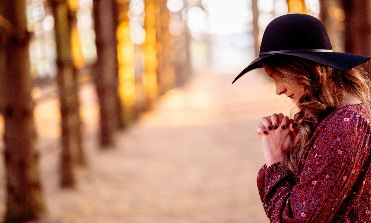 Peaceful sunrise with an open Bible and hands in prayer, representing powerful January morning prayers with hope and faith